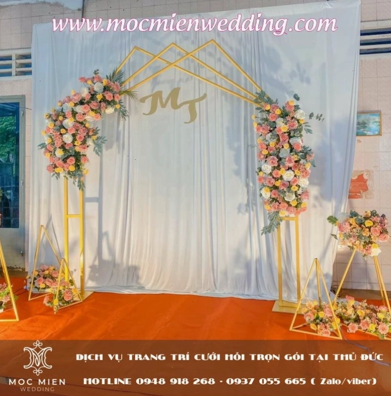 Backdrop chụp ảnh cưới ngoài trời với hoa lụa cao cấp