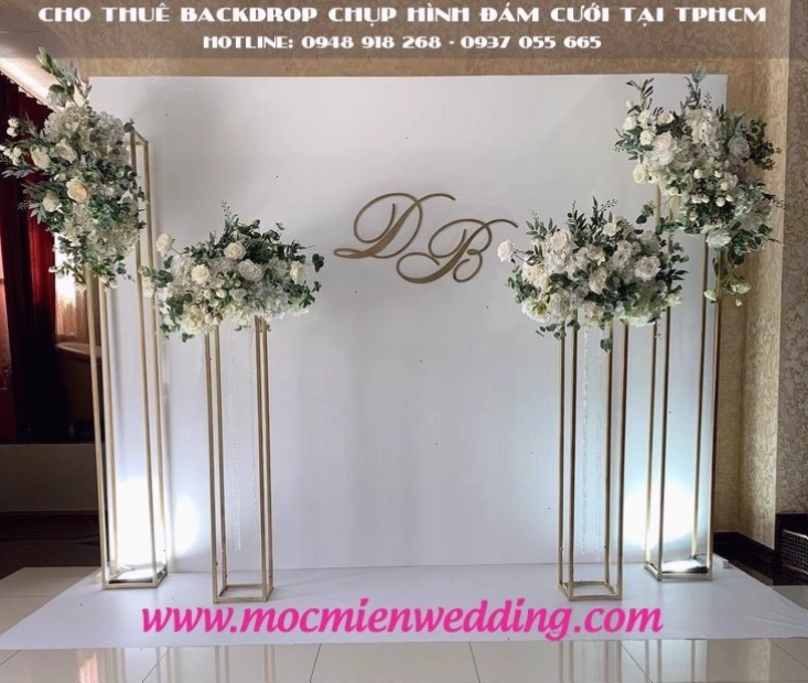 Backdrop cưới đơn giản với hoa và lá cho không gian ngoài trời