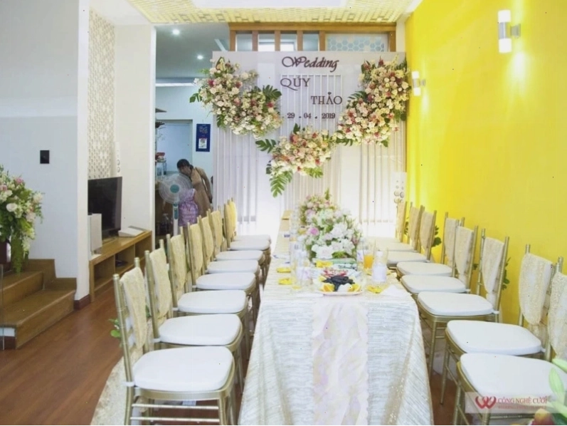 Bàn tiệc cưới được trang trí với hoa tươi và nến lung linh