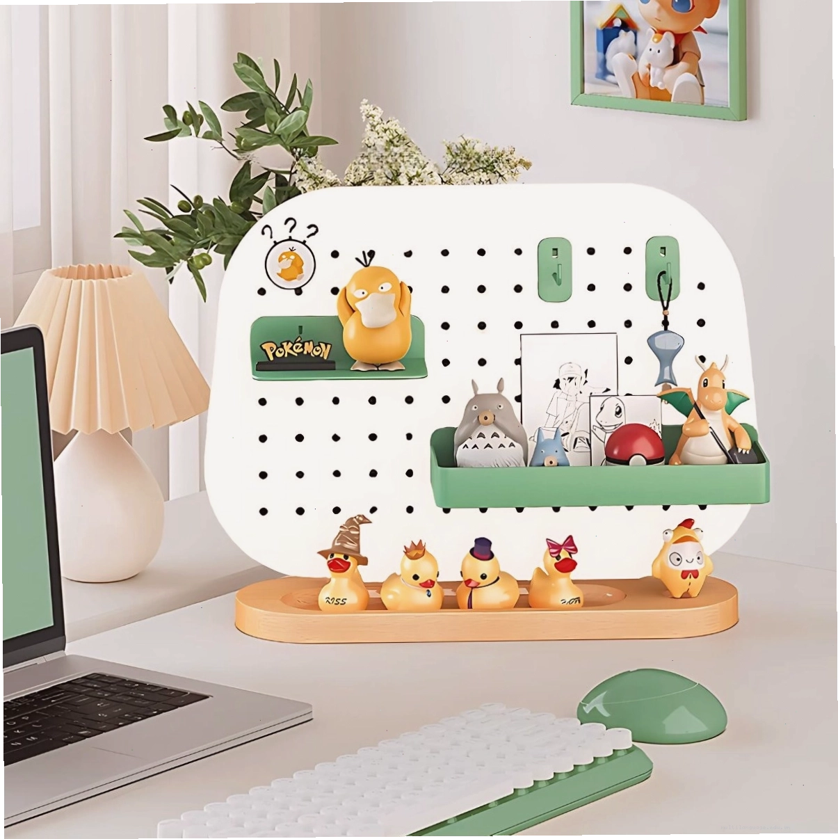 Bé tự học tại bàn với pegboard khay gỗ hình oval, sắp xếp đồ dùng học tập gọn gàng