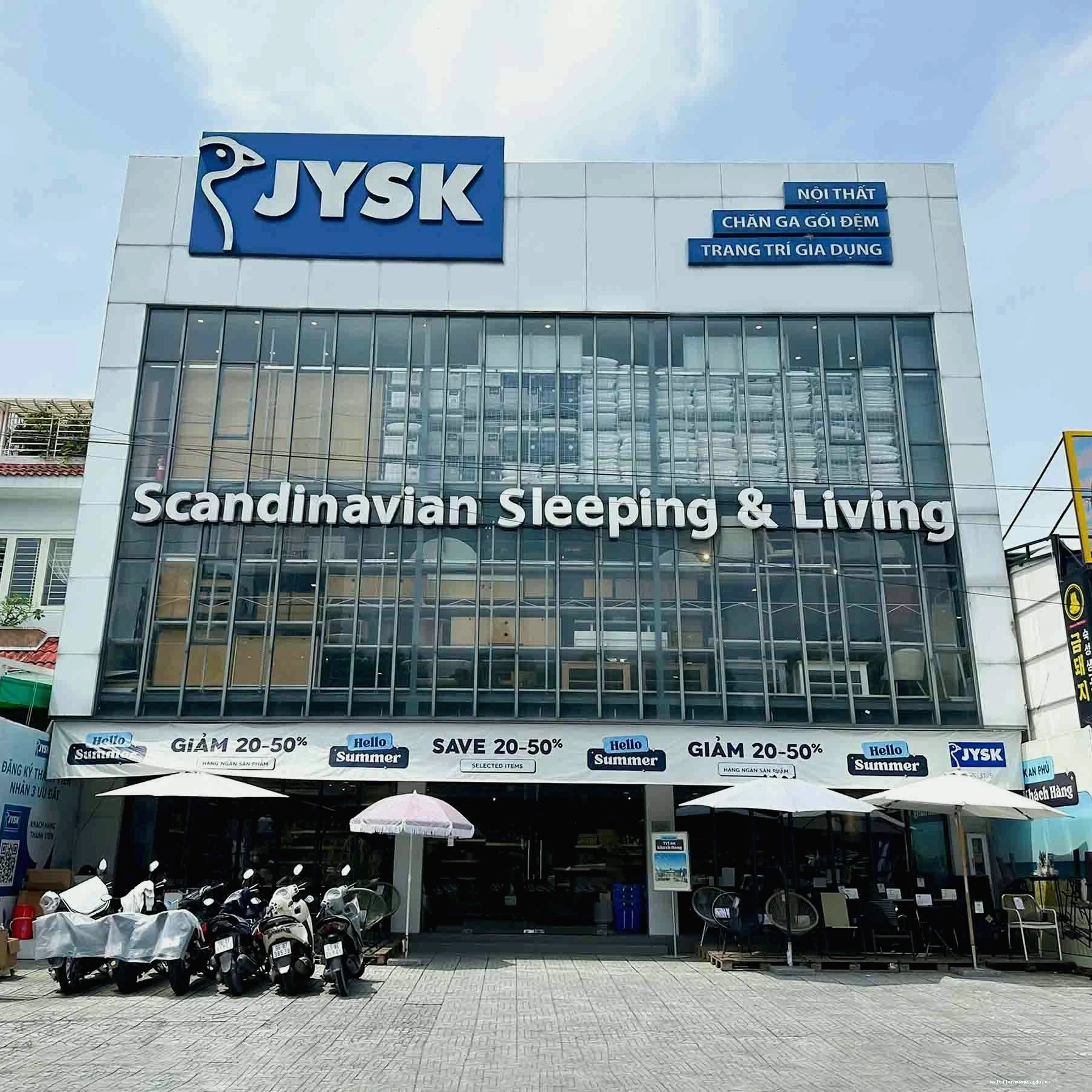 Bình hoa tươi tắn trang trí trên bàn phòng khách