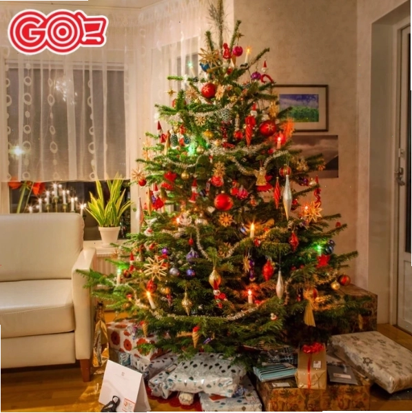 Các phụ kiện trang trí cây thông Noel đa dạng về kiểu dáng và màu sắc