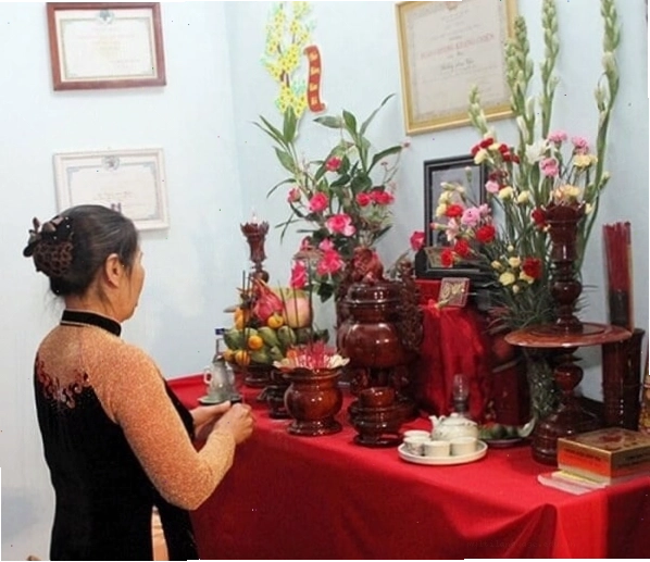 Cách cắm hoa bàn thờ gia tiên ngày Tết với hoa cúc và hoa lay ơn