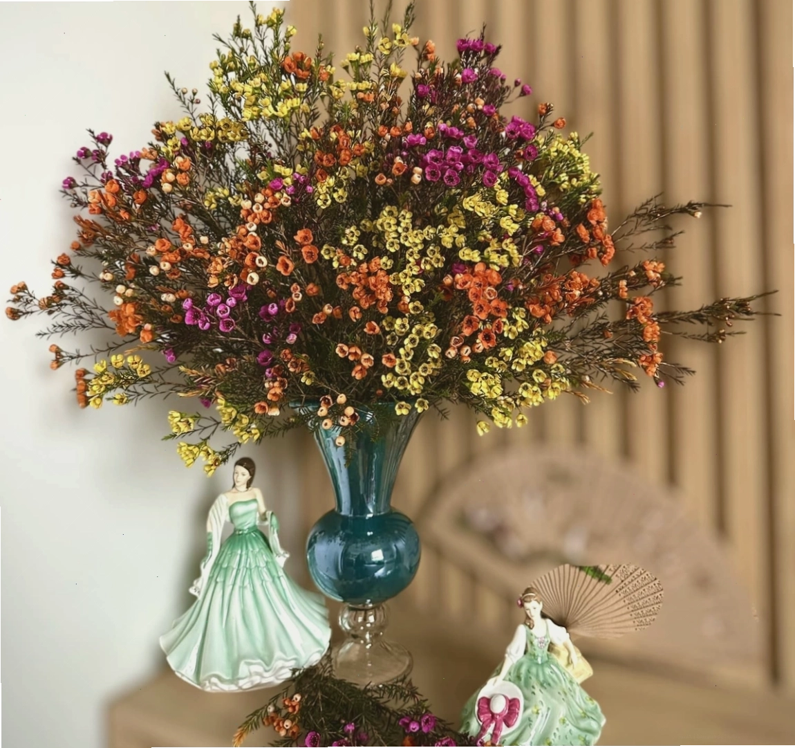 Cắm hoa thanh liễu dáng ôm miệng với bình loe