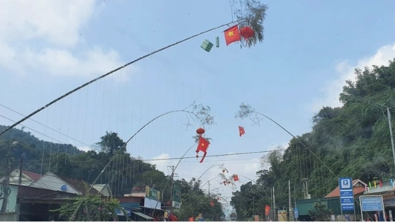 Chuẩn bị cây tre và vật liệu để dựng cây nêu ngày Tết