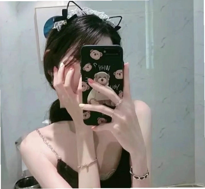 Cô gái che mặt bằng điện thoại trong gương tạo vẻ bí ẩn
