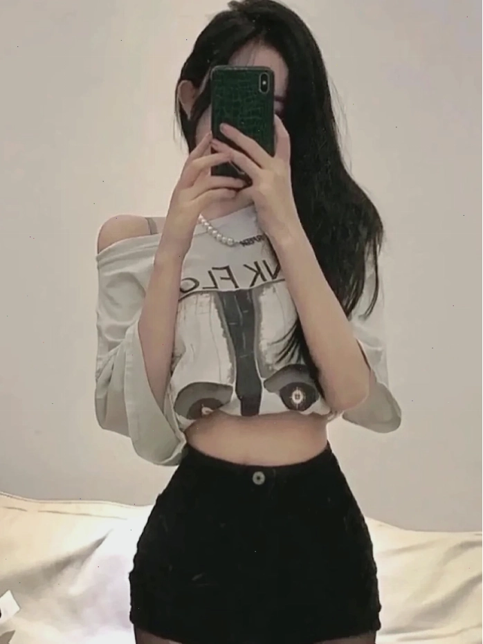 Cô gái che mặt bằng điện thoại với biểu cảm ngầu đầy cá tính