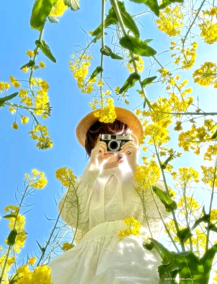 Cô gái đẹp che mặt bằng máy ảnh cổ điển, tạo phong cách vintage