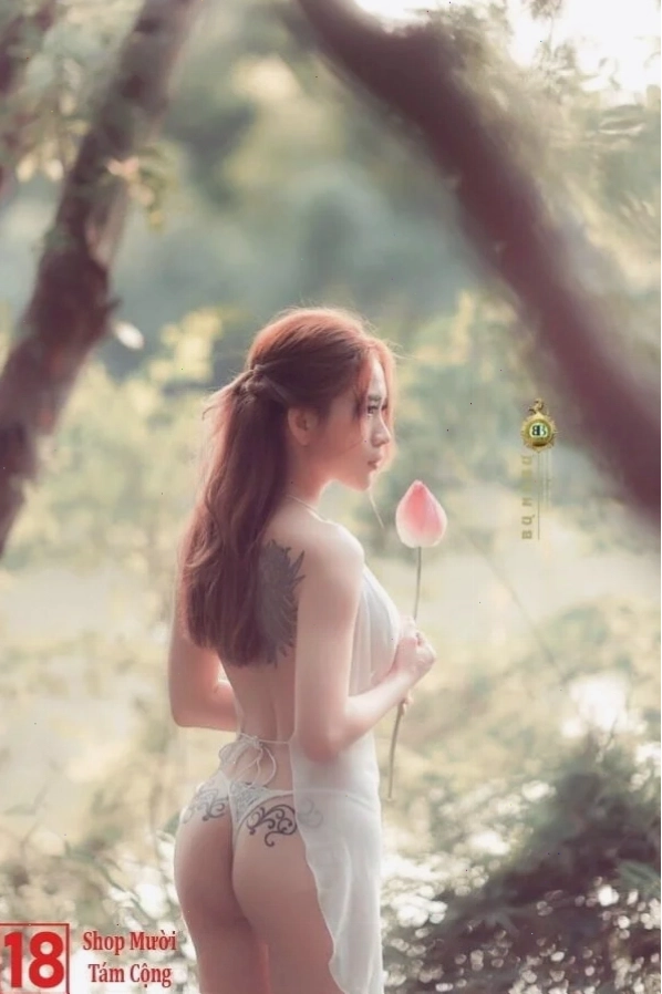 Cô gái đẹp trong trang phục bikini trắng mỏng