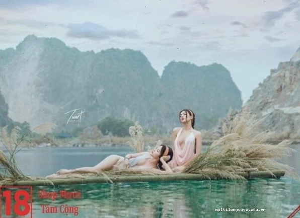 Cô gái duyên dáng với bikini trắng mỏng manh