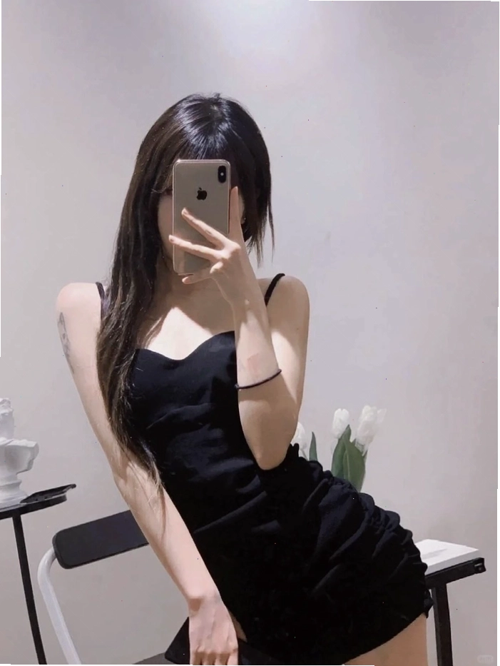 Cô gái tạo vibe bí ẩn khi che mặt bằng điện thoại