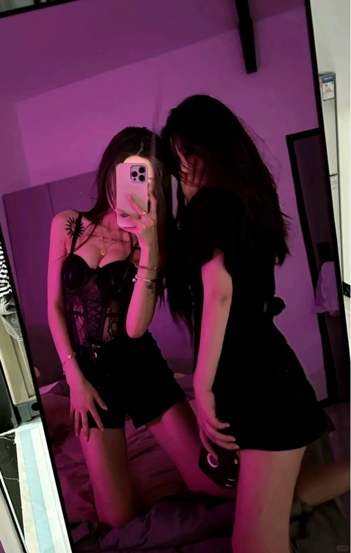 Cô gái tóc dài cầm điện thoại che mặt đầy quyến rũ