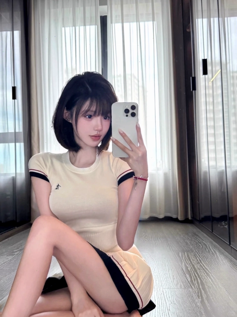 Cô gái tóc ngắn tạo dáng cá tính