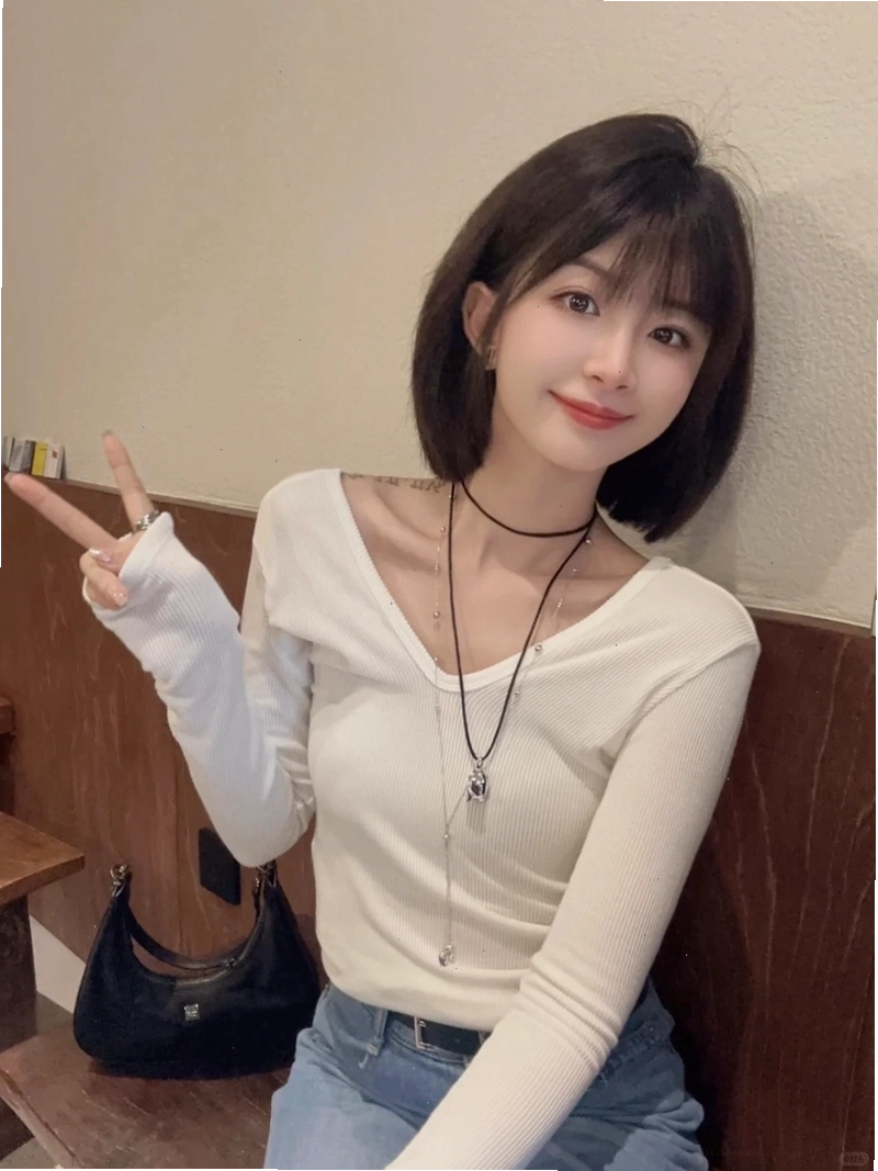 Cô gái tóc ngắn toát lên vẻ sexy nhẹ nhàng