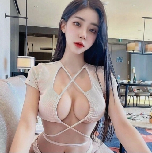 Cô gái Trung Quốc khoe dáng quyến rũ với bộ bikini