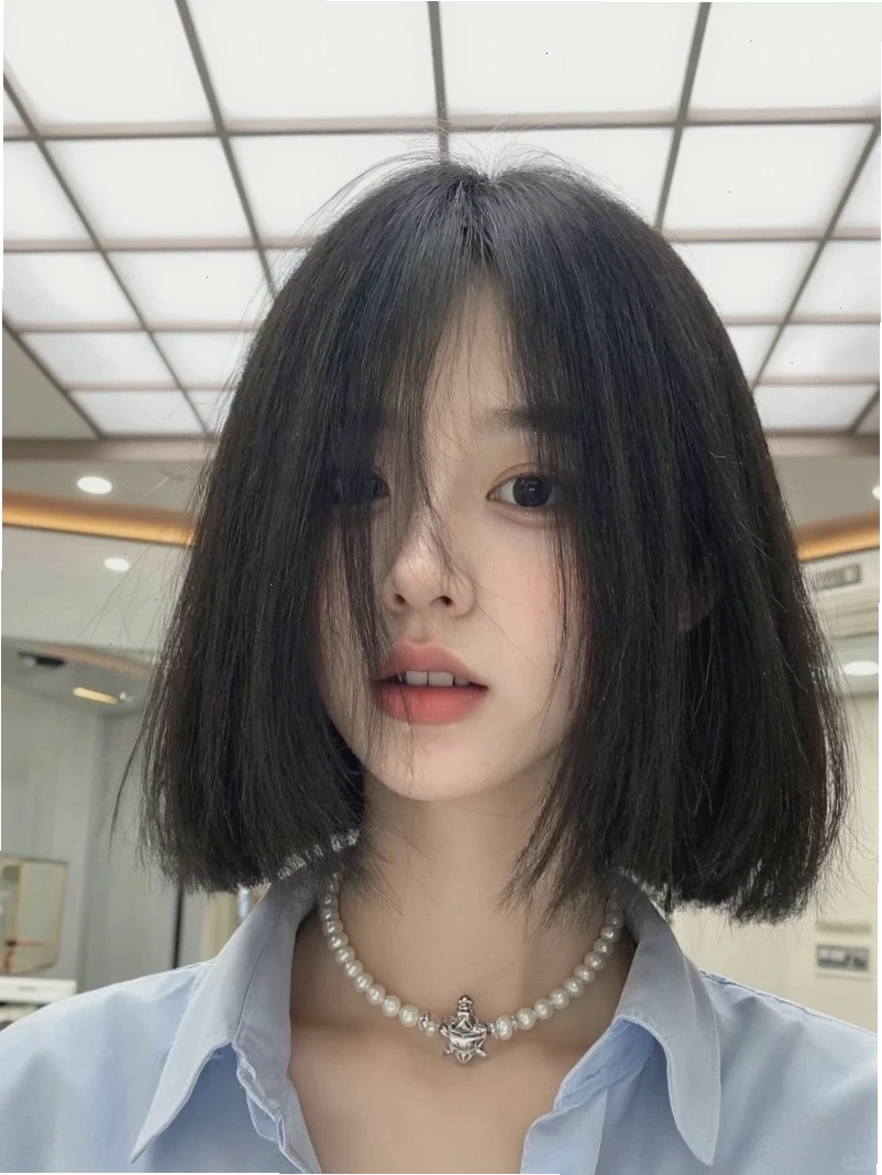 Cô gái với mái tóc ngắn che mặt đầy thu hút