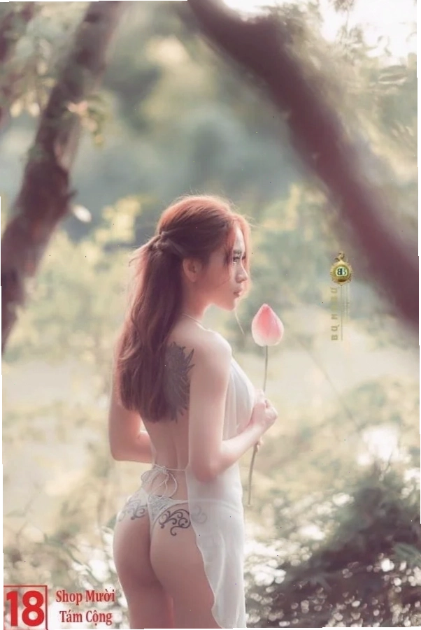 Cô gái xinh diện bikini lọt khe màu đỏ rực rỡ