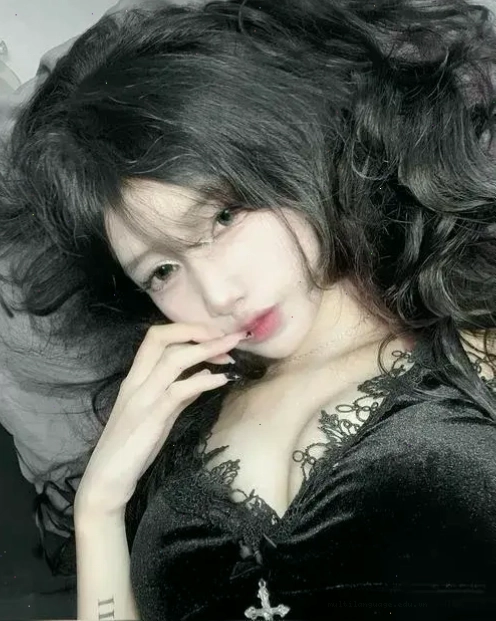 Cô gái xinh khoe đường cong quyến rũ