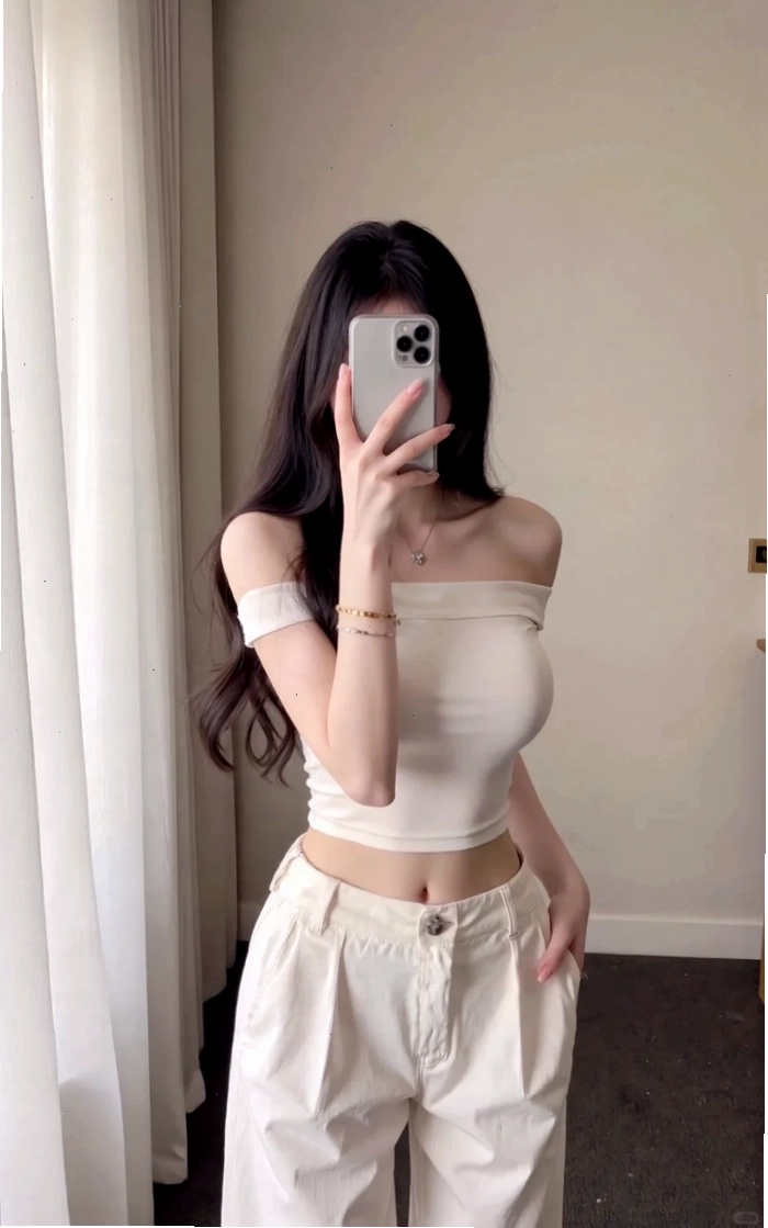 Cô gái xinh selfie và dùng điện thoại che mặt một cách nghệ thuật