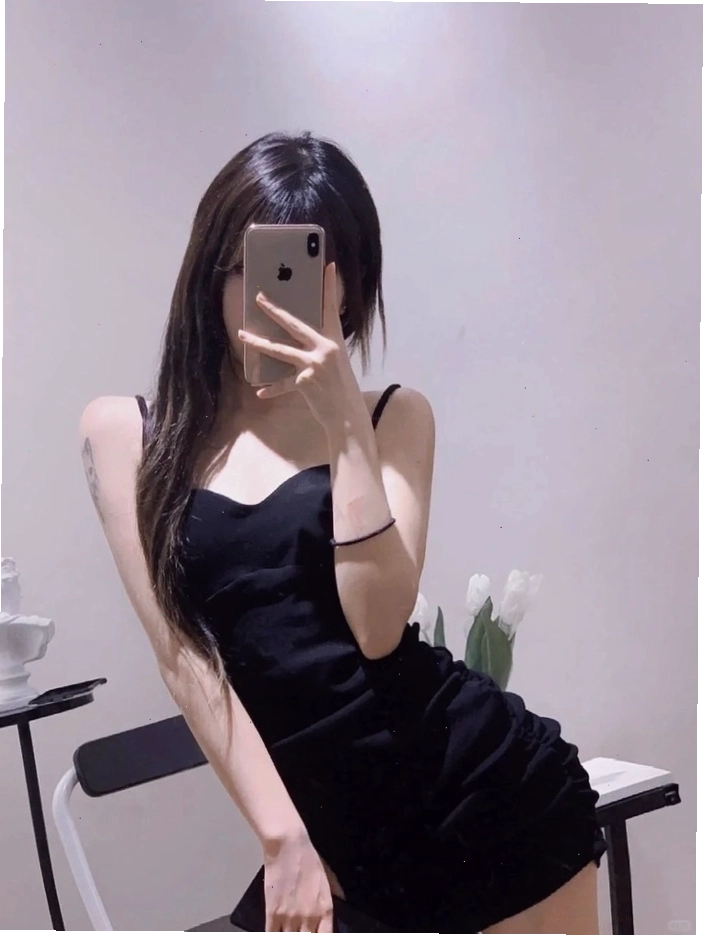 Cô gái xinh tạo vẻ bí ẩn khi che mặt bằng điện thoại