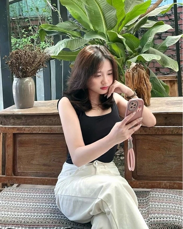 Cô gái xinh tươi cười rạng rỡ