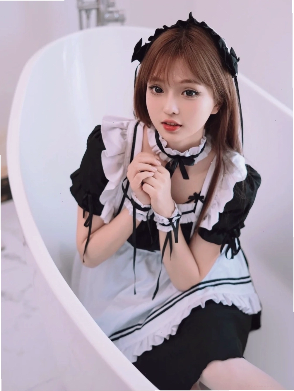 Cô gái xinh với đường cong quyến rũ trong bộ đồ hầu gái cách điệu