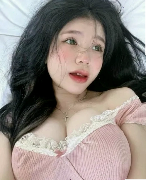 Cô gái xinh vú to thể hiện sự tự tin qua từng ánh nhìn