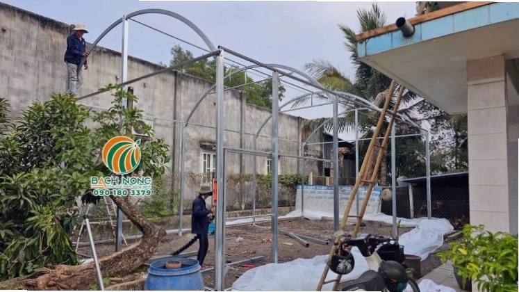 Công nhân đang lắp ráp khung thép cho nhà màng mini
