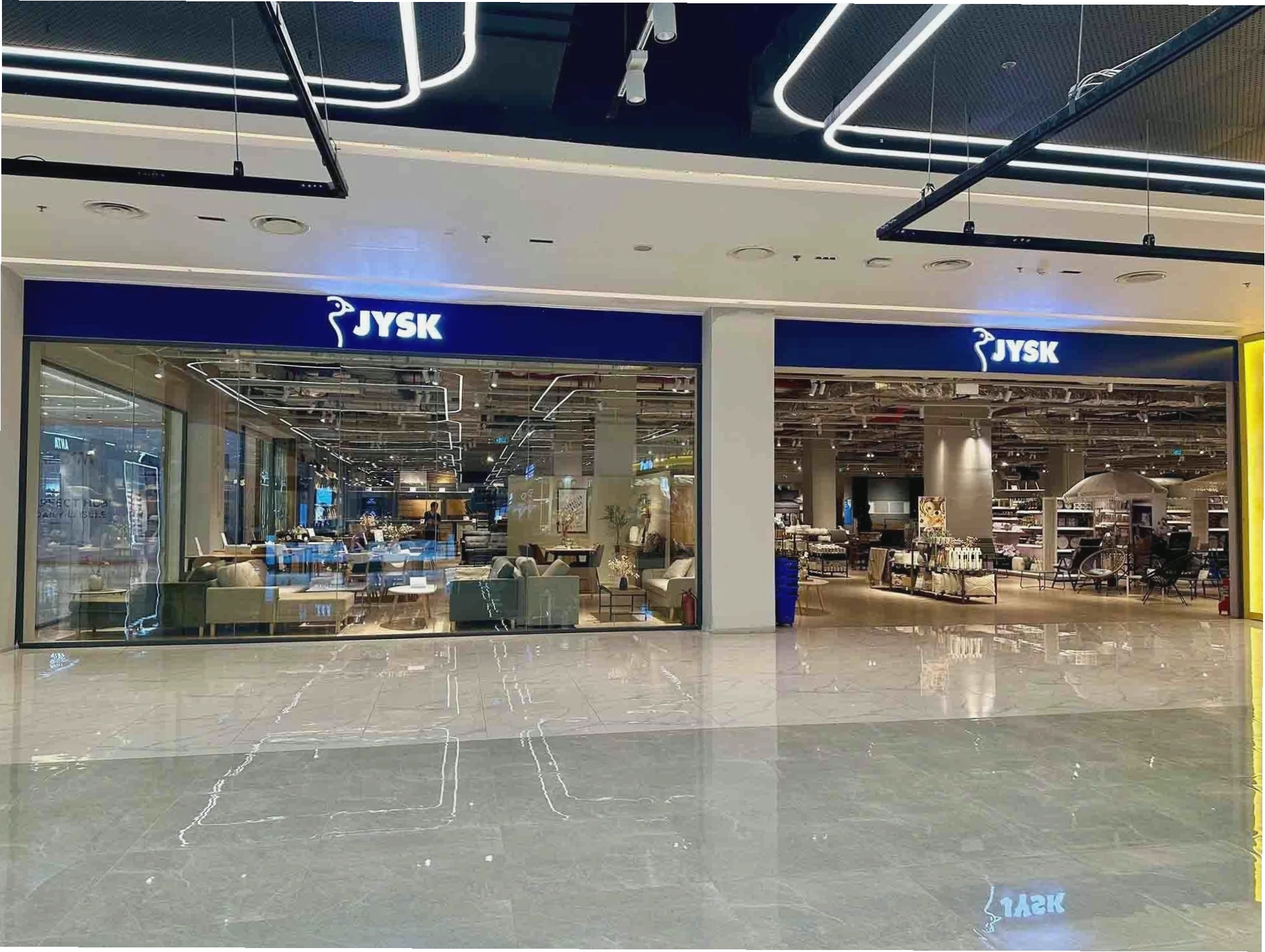 Cửa hàng trang trí đẹp mắt với hoa đào và các vật dụng Tết