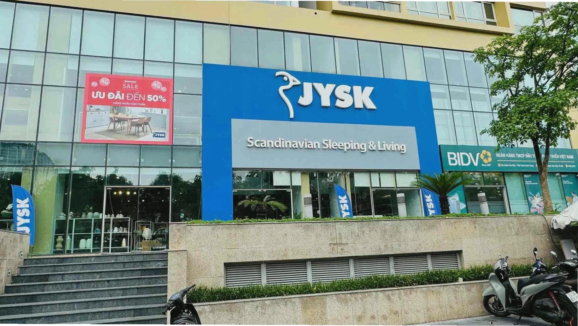 Cửa hàng trang trí với câu đối đỏ và đèn lồng dịp Tết