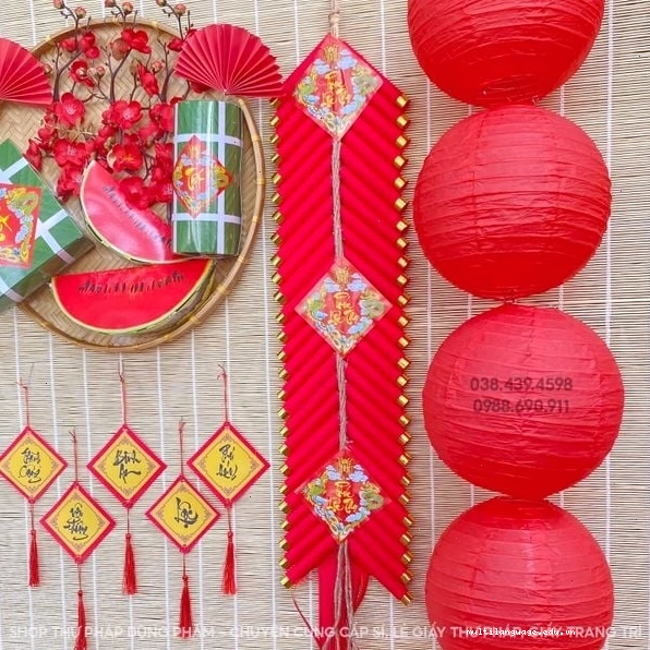 Dây pháo trang trí Tết rộn ràng