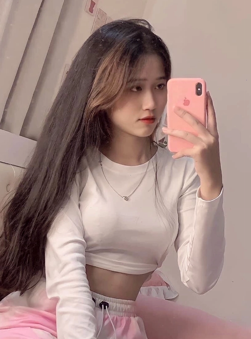 Gái xinh 2k10 với đôi chân dài miên man