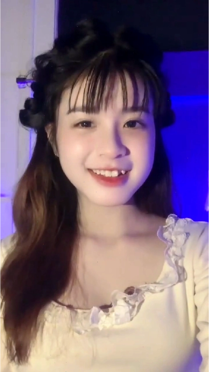 Gái xinh 2k10 với nụ cười rạng rỡ