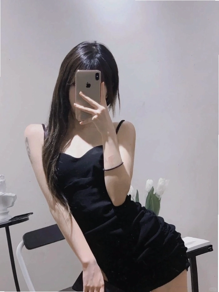 Gái xinh che mặt bằng điện thoại tạo vibe bí ẩn