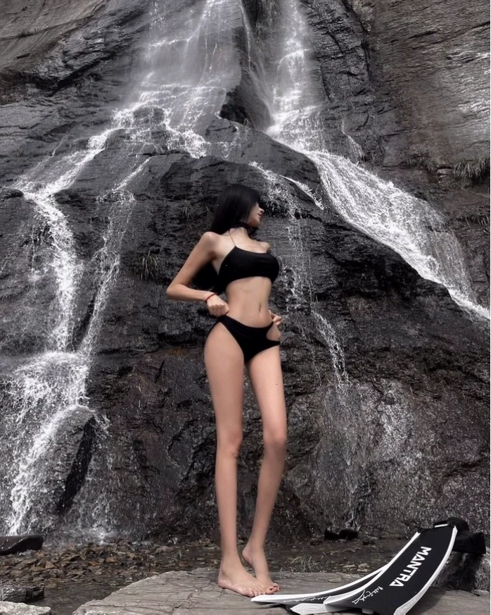 Gái xinh chụp dáng mặc bikini đầy năng lượng và tự tin