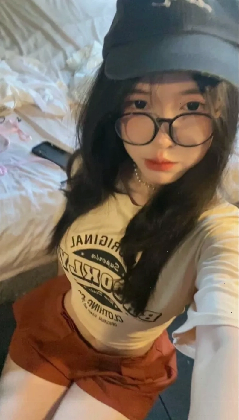 Gái xinh đeo kính cận phong cách teen năng động, đáng yêu