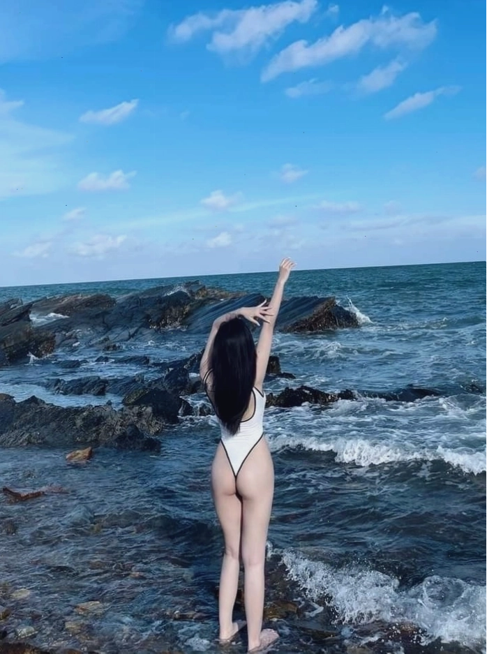 Gái xinh khoe mông gợi cảm nhẹ nhàng và tinh tế