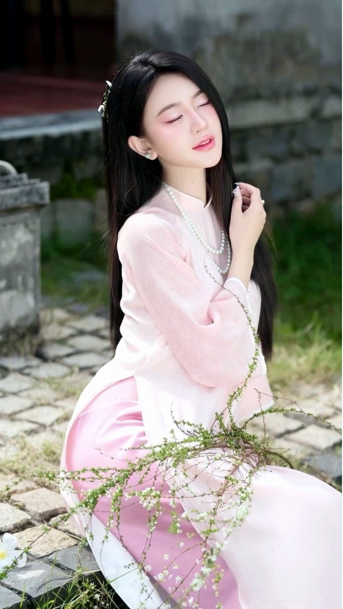 Gái xinh mặc áo dài nhẹ nhàng tự nhiên trong cuộc sống hàng ngày