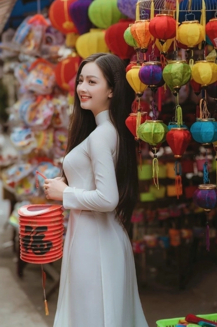 Gái xinh mặc áo dài siêu mỏng trang nhã, tôn lên đường cong