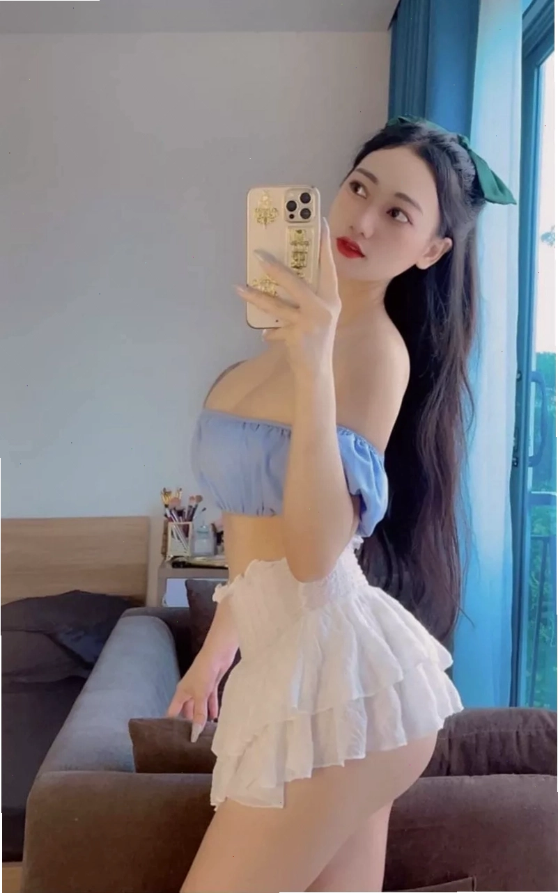 Gái xinh mặc váy ngắn phong cách năng động trẻ trung