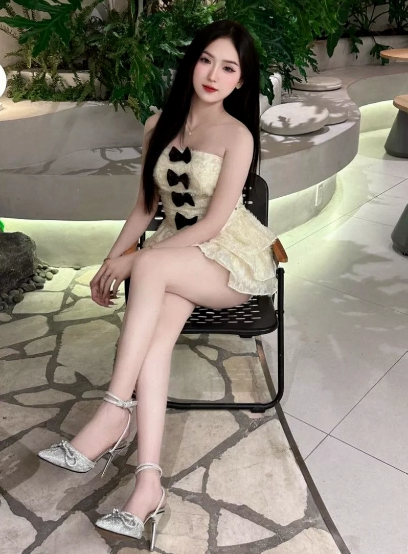 Gái xinh mặc váy ngắn tạo dáng bên đường phố