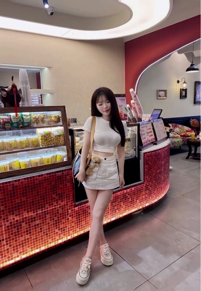 Gái xinh nhất Việt Nam thể hiện phong cách hiện đại, thời thượng