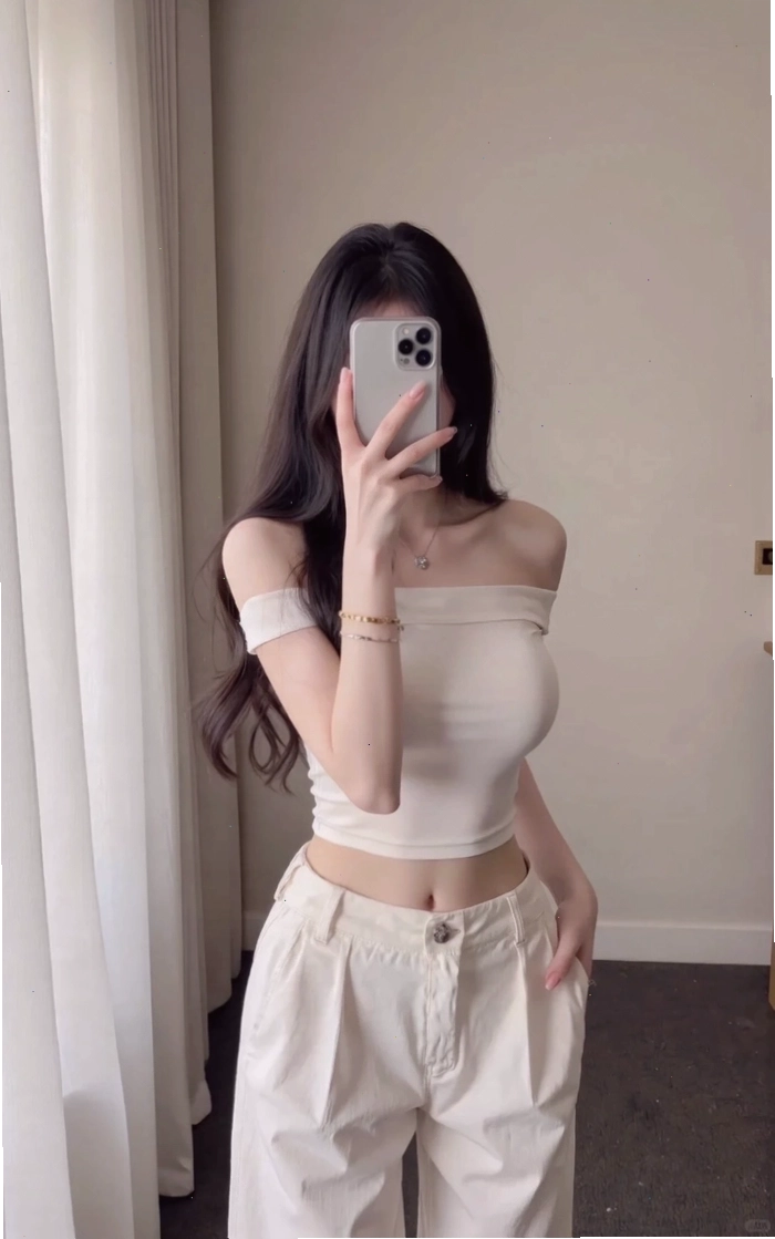 Gái xinh selfie che mặt bằng điện thoại