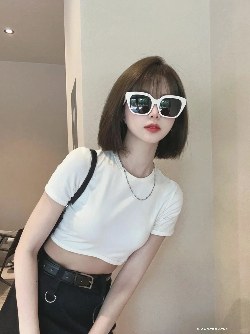 Gái xinh tóc ngắn đeo kính toát lên vẻ quyến rũ