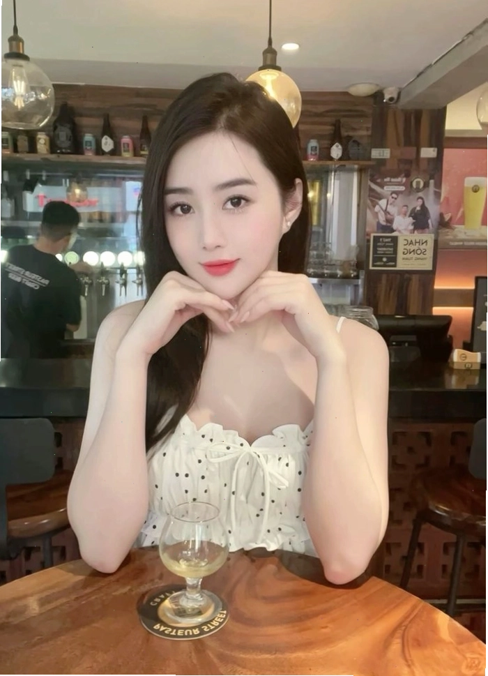 Gái xinh Việt Nam diện bikini theo phong cách biển cả, năng động