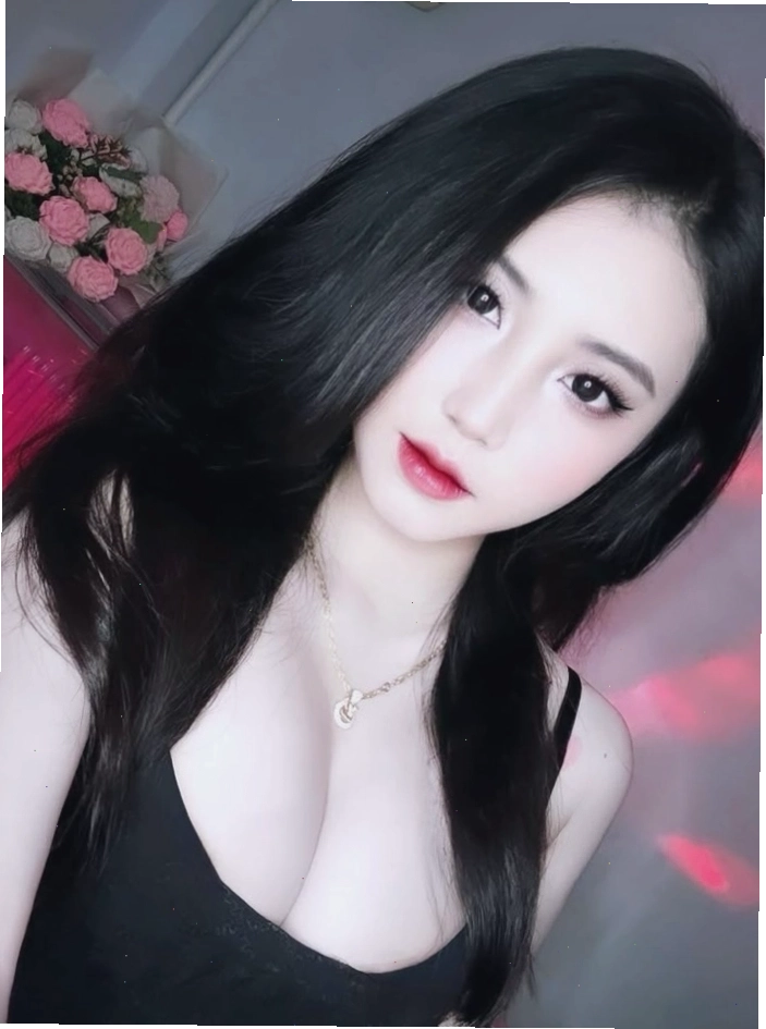 Gái xinh Việt Nam diện váy ngắn khoe dáng quyến rũ