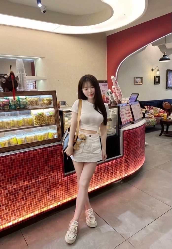 Gái xinh Việt Nam với phong cách hiện đại và thần thái thu hút