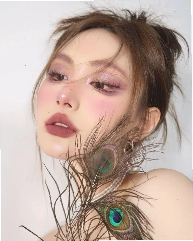 Hình ảnh cận mặt với biểu cảm bĩu môi và đôi mắt đang nhìn lên