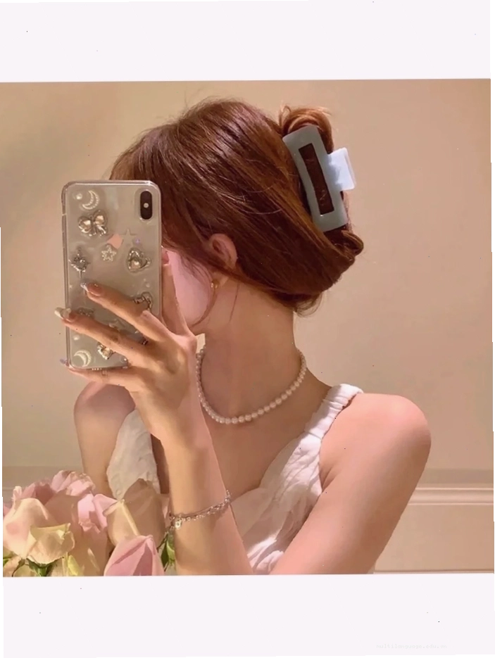 Hình ảnh gái xinh che mặt bằng điện thoại tạo vẻ ngoài cực cuốn hút