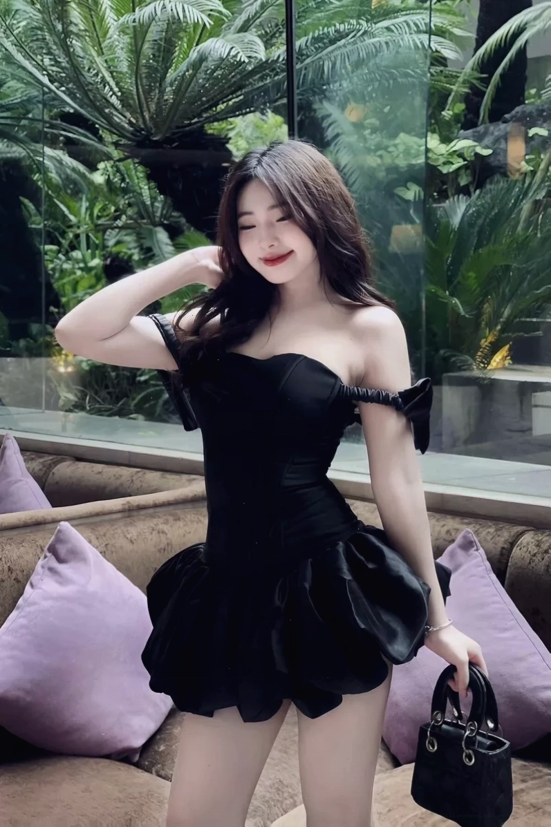 Hot girl mặc váy ngắn chụp ảnh ngoài trời cực đẹp